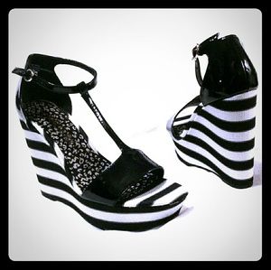 NEW 6.5 cosmopolitan platform wedge t strap sandal